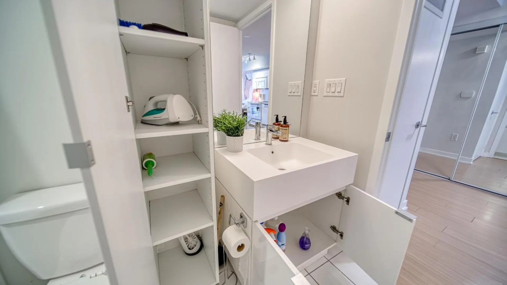 Stylish Downtown Toronto Suite With Free Parking Apartment