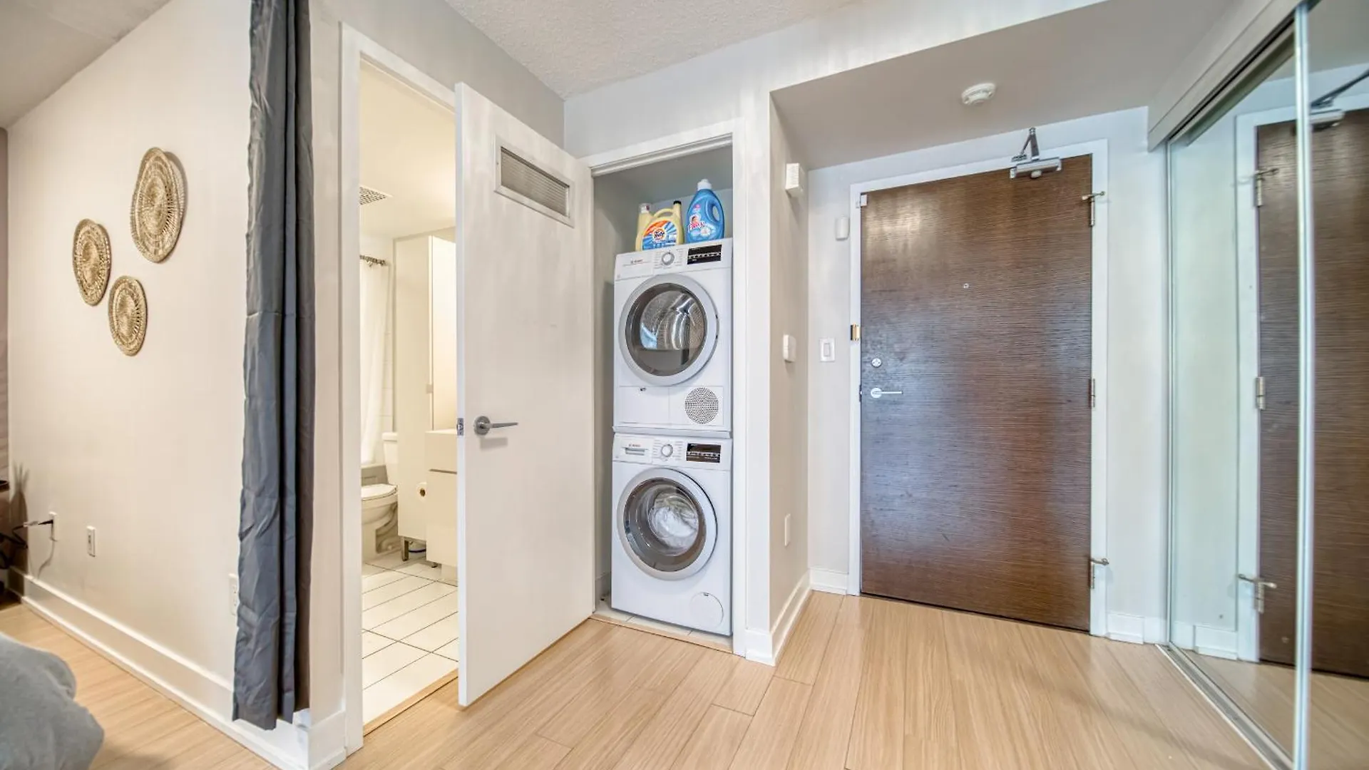 Stylish Downtown Toronto Suite With Free Parking