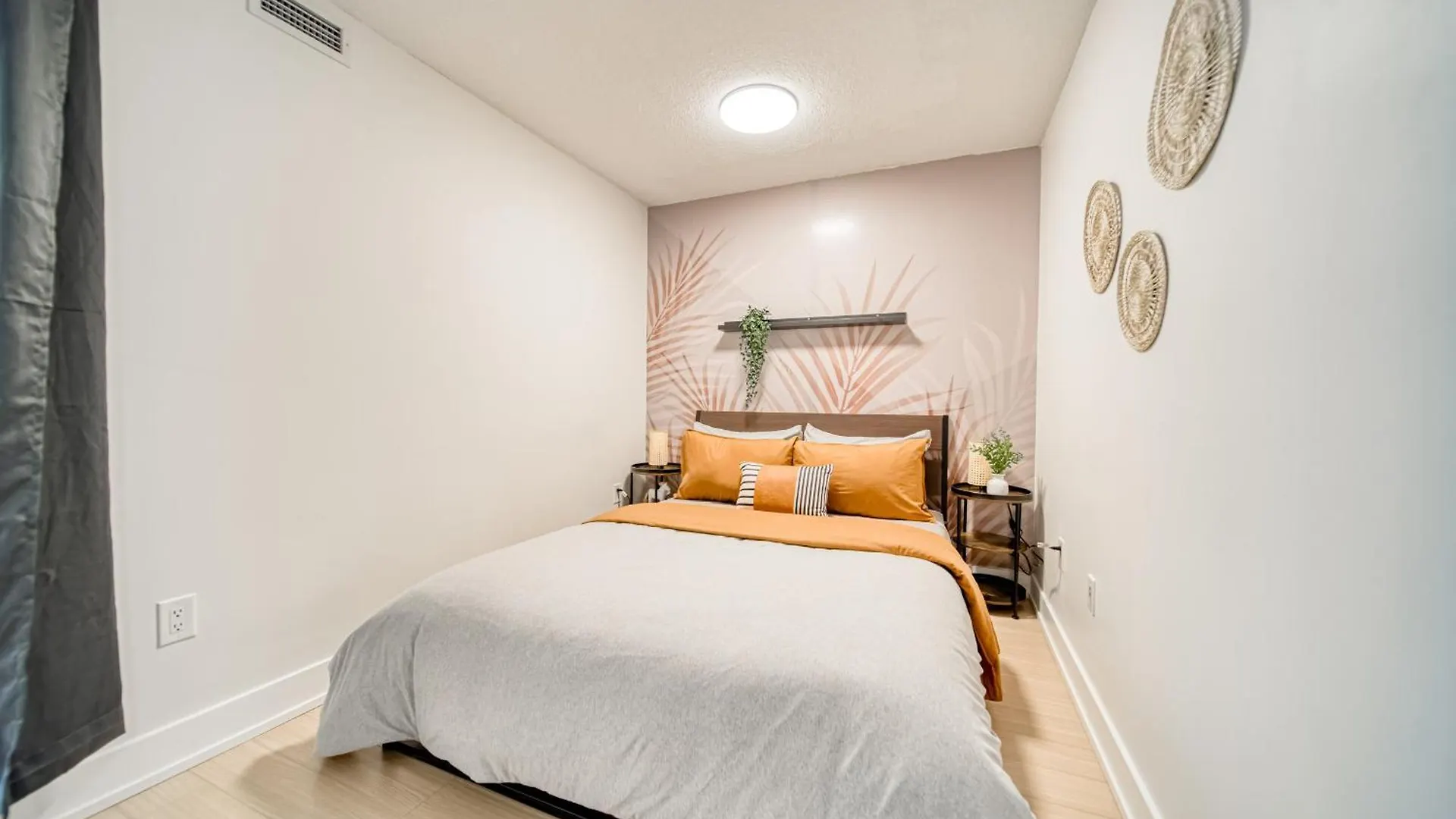 Stylish Downtown Toronto Suite With Free Parking Apartment