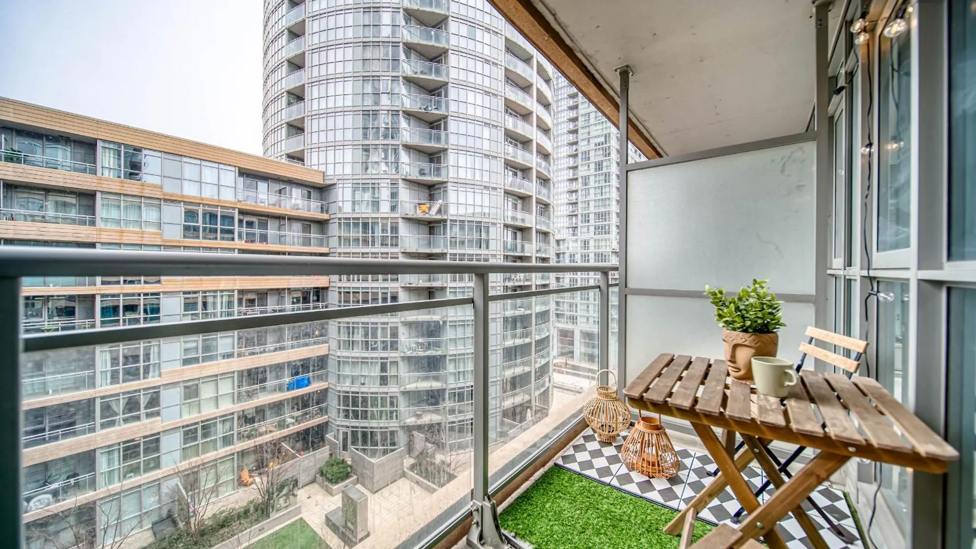Stylish Downtown Toronto Suite With Free Parking