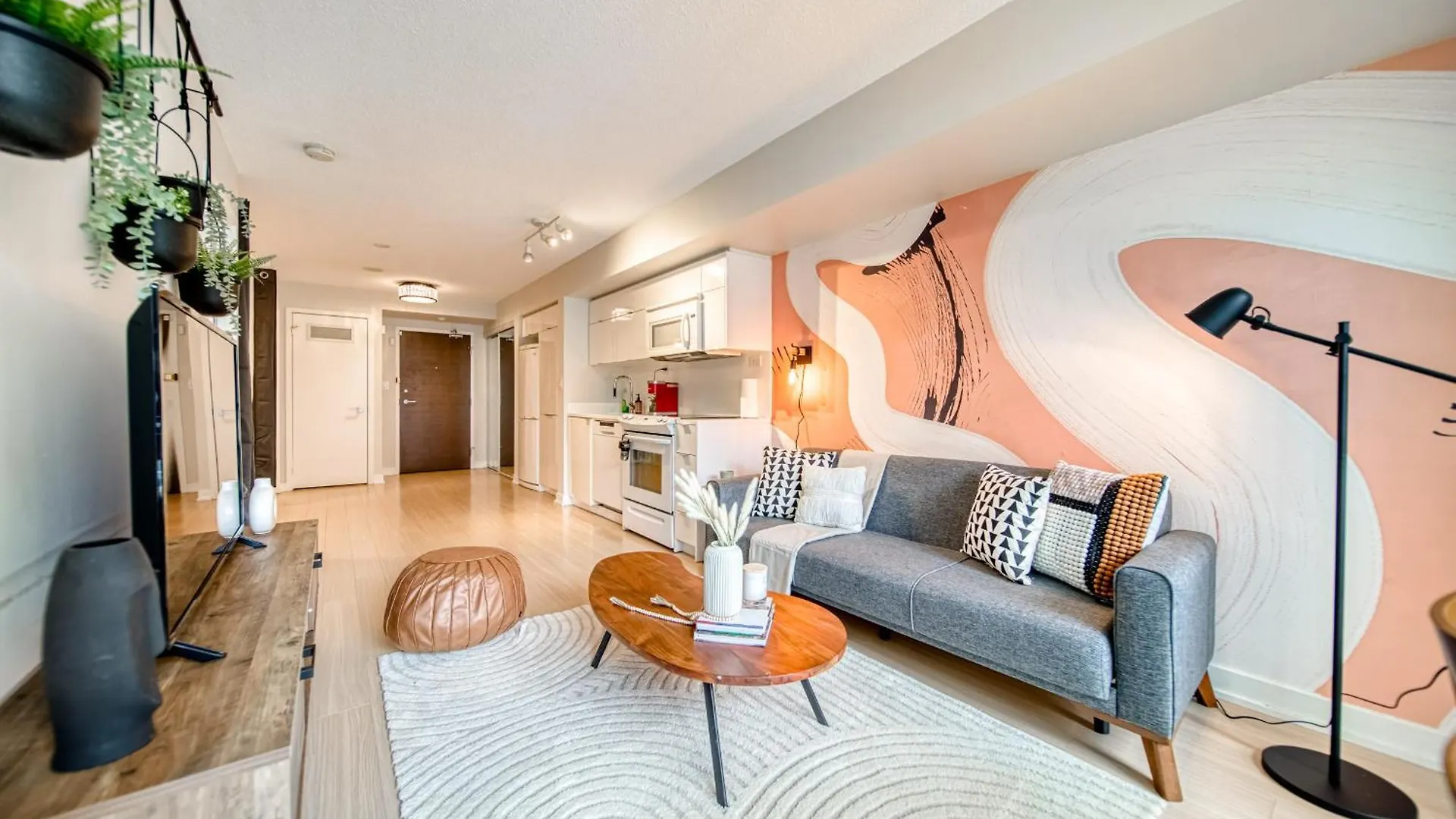 Stylish Downtown Toronto Suite With Free Parking contacts