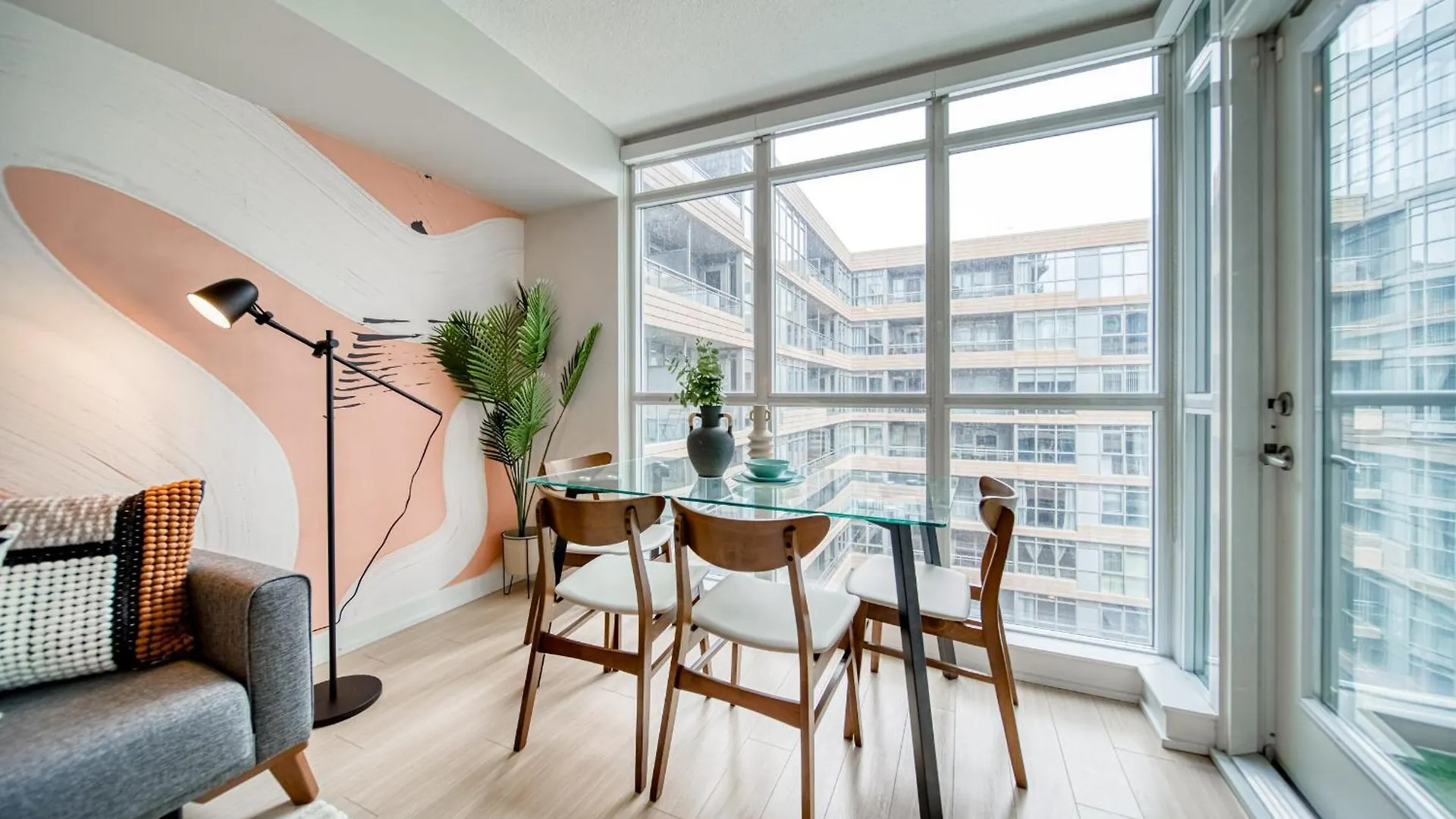 Stylish Downtown Toronto Suite With Free Parking Canada