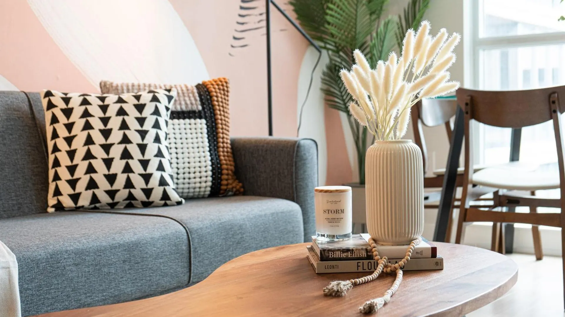 Stylish Downtown Toronto Suite With Free Parking