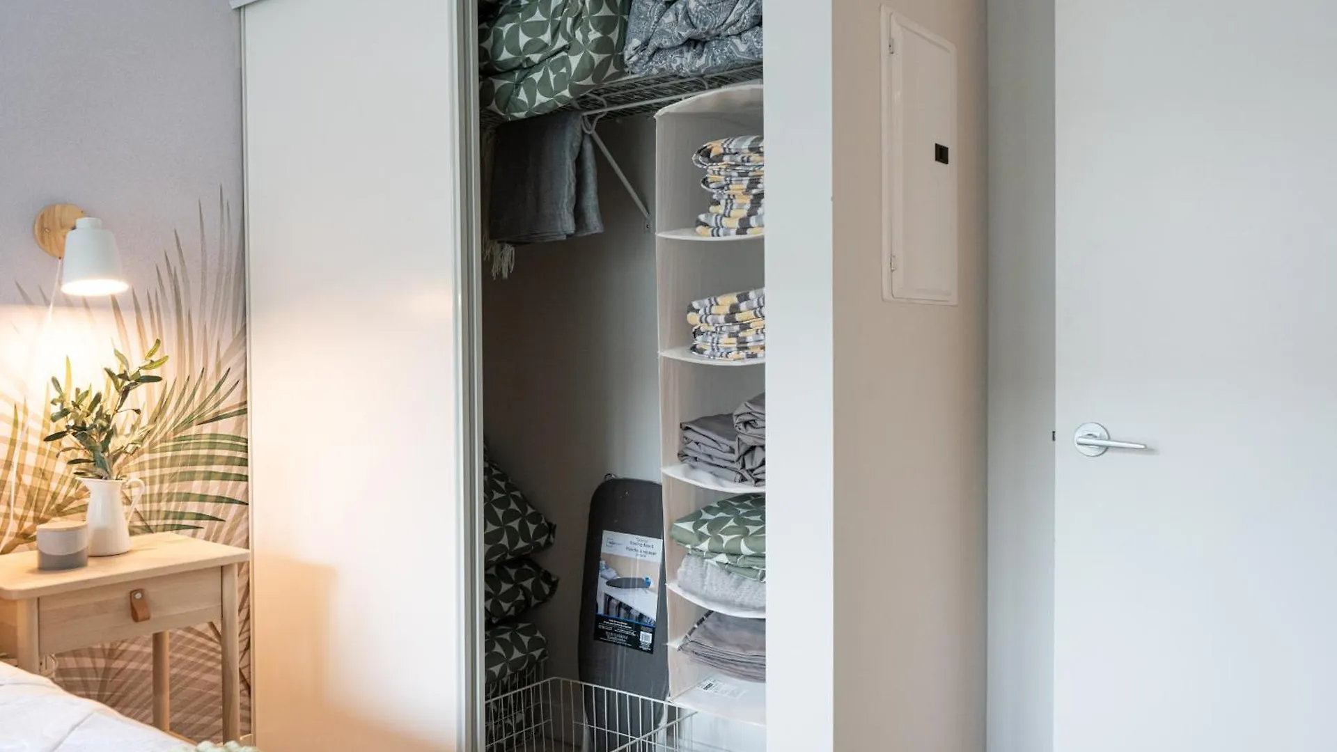 Stylish Downtown Toronto Suite With Free Parking